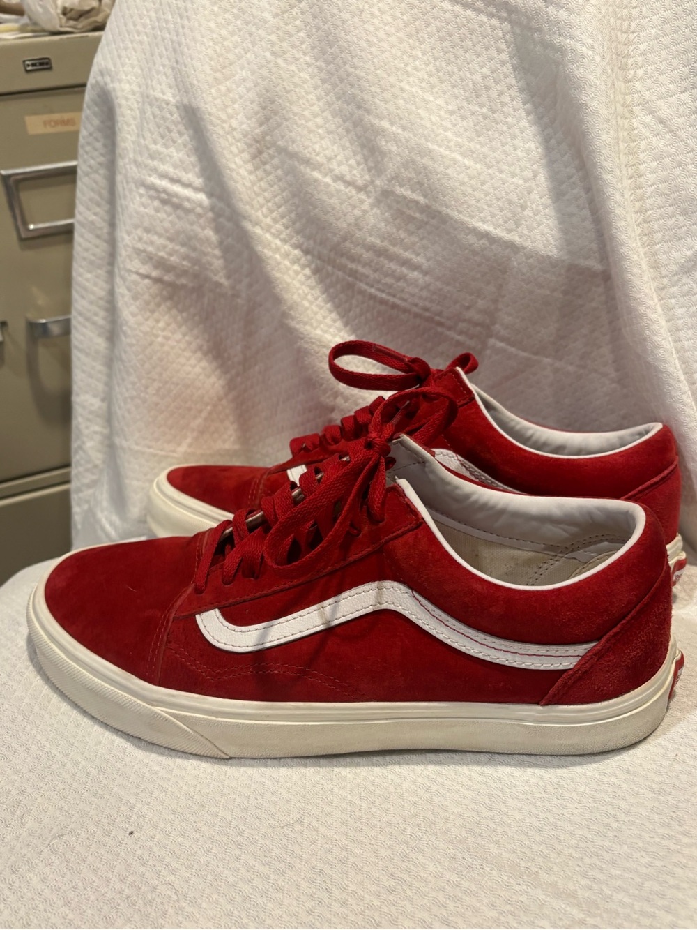 Vans Old Skool Men’s 9.5 Red Suede Water Repellent White Skate Shoes